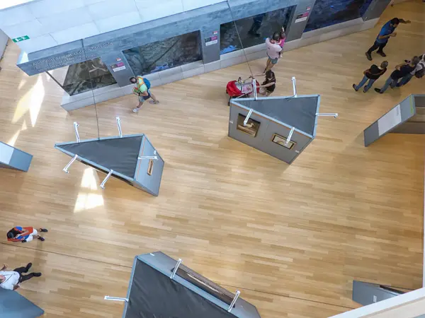 Müzedeki insanların en üst görüntüsü.