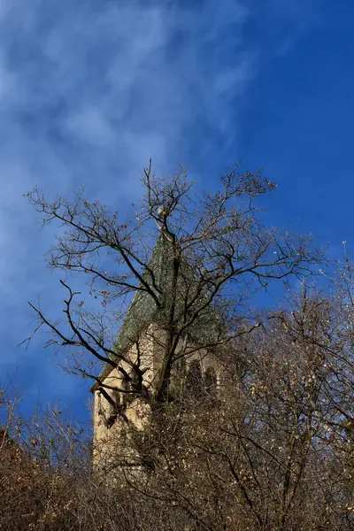 Arka planda gökyüzü olan kilise kulesi.