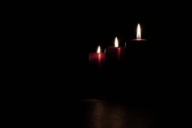 yanan kırmızı mum siyah arkaplanda izole edildi  