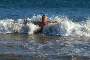 Denizde dalgalı bir adam