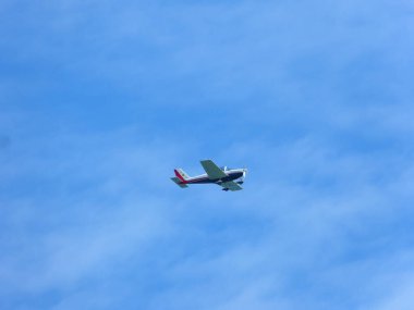 Uçak mavi gökyüzünde uçuyor..