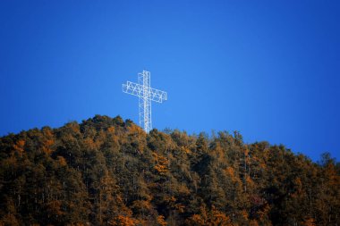 Sonbaharda dağın tepesinde büyük bir haç