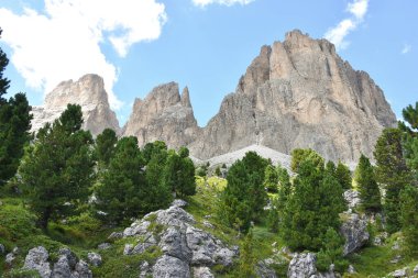 Dolomitlerdeki kayalık dağ manzarası, İtalya Güney Tyrol 