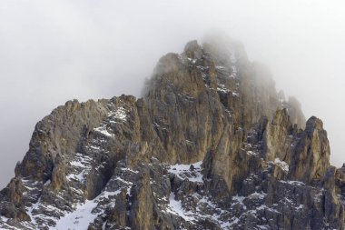 İtalyan Alplerindeki dağ zirvesi.