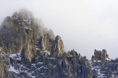 İtalya 'da kışın Dolomitler.  