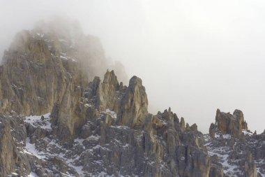 Alplerdeki kış manzarası    