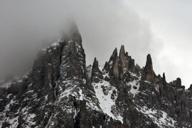 Alplerdeki kış manzarası    