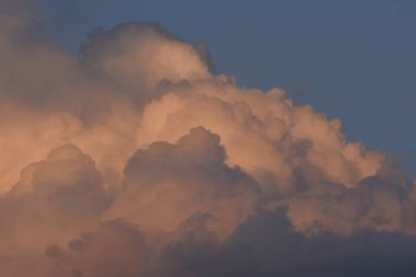 Gün batımında mavi gökyüzünde bulutlar