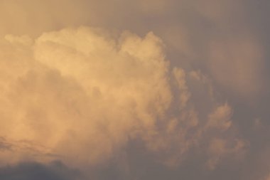 Bulutlu güzel bir gökyüzü. bulutların arkaplanı