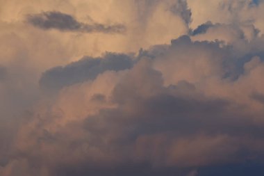 Kara bulutlu dramatik gökyüzü, akşam bulutu, gün batımı arka planı