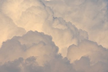 Akşam gökyüzünde fırtına bulutları. dramatik bulutlar  