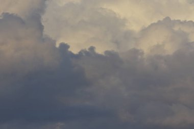 Akşam gökyüzünde fırtına bulutları. dramatik bulutlar  