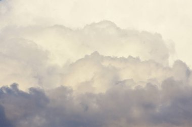 Mavi bulutlar arka plan. Mavi gökyüzü ve gökyüzünde beyaz bulutlar. Mavi gökyüzünde beyaz bulutlar.