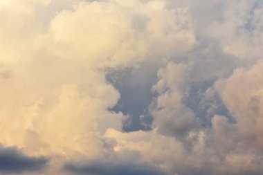 Gün batımında dramatik bulutlu gökyüzü