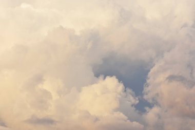 Akşam gökyüzünde fırtına bulutları. dramatik bulutlar  