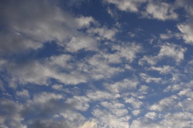 Bulutlu mavi gökyüzü