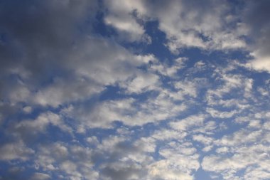 Beyaz bulutlu mavi gökyüzü arkaplanı