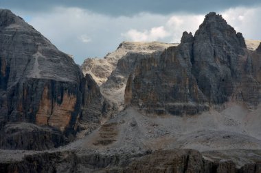 İtalya 'nın kuzeyindeki güzel dağ manzarası