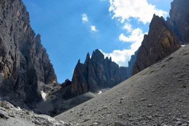 İtalya 'nın kuzeyindeki güzel dağ manzarası
