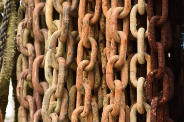 Arka arkaya eski paslı zincirler  