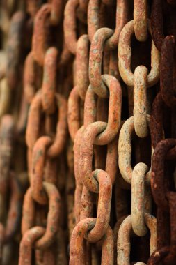 Arka arkaya eski paslı zincirler  