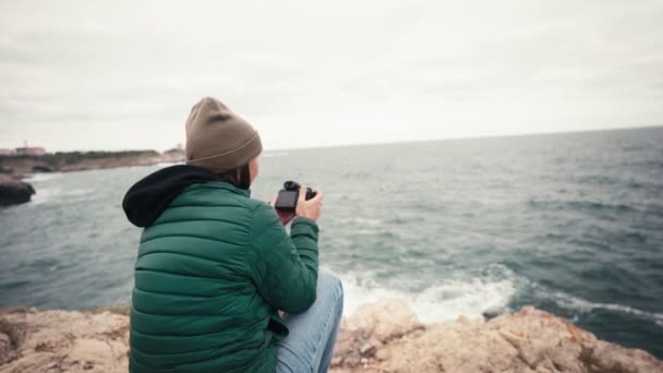 Медленная Съемка Женщины Фотографа Фотографирующей Морской Пейзаж Помощью Камеры Время — стоковое видео