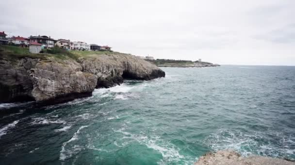 Уповільнені Кадри Великі Хвилі Аварії Скелястому Дикому Пляжі — стокове відео