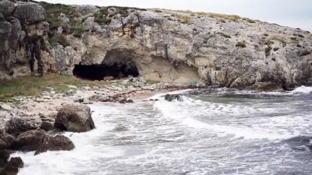 Πλάνα Αργής Κίνησης Μεγάλα Κύματα Συντρίβονται Στη Βραχώδη Άγρια Παραλία — Αρχείο Βίντεο