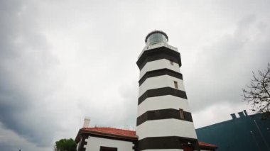 Türkiye 'de bulutlu bir gökyüzüne karşı Sile Deniz Feneri manzarası