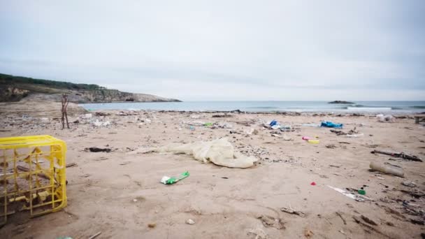 Poluição Plástica Costa Marítima Praia Poluída Com Resíduos Plástico Conceito — Vídeo de Stock