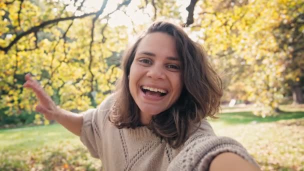 Potret Seorang Wanita Muda Kaukasia Ceria Mengambil Selfie Taman Musim — Stok Video