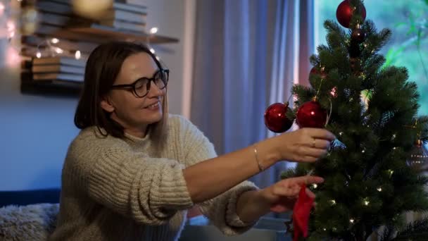 Zeitlupenkino Eine Junge Erwachsene Kaukasische Frau Schmückt Einen Weihnachtsbaum Während — Stockvideo