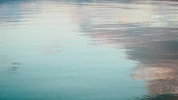 Фонове Зображення Брижами Воді Красивим Відображенням Блакитного Неба Хмар Заході — стокове відео