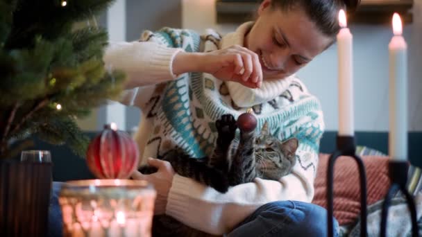 Кишеньковий Кінематографічний Знімок Молодої Білої Жінки Грає Своєю Милою Кішкою — стокове відео