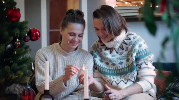 Zeitlupenkino Zwei Junge Erwachsene Frauen Zünden Kerzen Mit Streichhölzern Während — Stockvideo