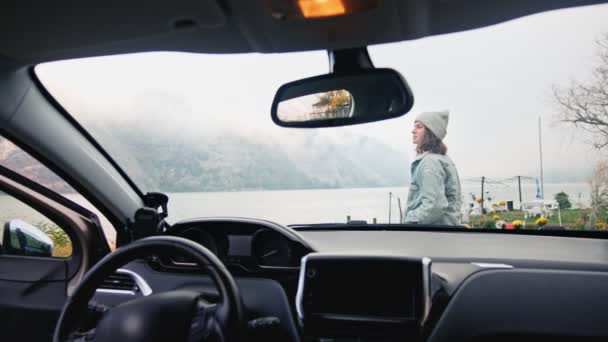 Arabanın Içinden Görüntüyü Kafkasyalı Genç Bir Kadın Yalnız Başına Yolculuk — Stok video