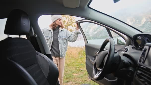 Zpomalený Filmový Záznam Mladé Ženy Nastupující Auta Nastupující Motor Pozadí — Stock video