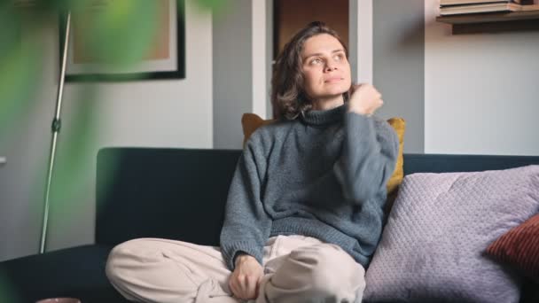 Una Joven Mujer Alegre Caucásica Relajándose Mientras Está Sentada Sofá — Vídeos de Stock