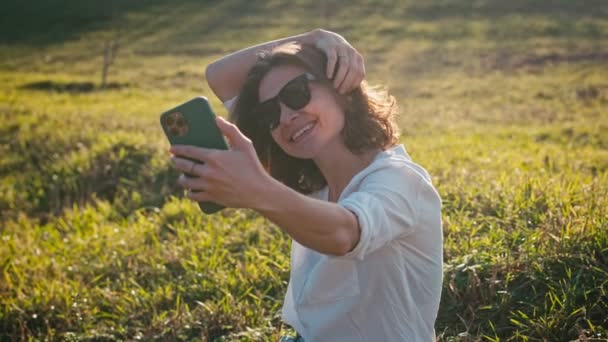 Young Caucasian Woman Wearing Sunglasses Taking Selfie Her Smartphone — Vídeo de stock