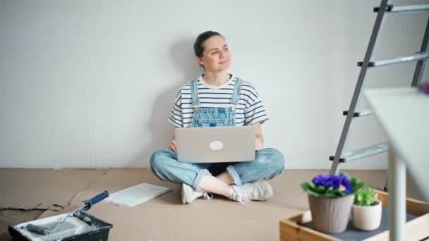 Young Caucasian Woman Typing Laptop While Sitting Floor Renovation Process — Vídeo de Stock