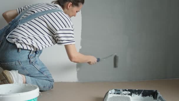Slow Motion Shot Young Woman Painting Wall Roller — Vídeo de Stock