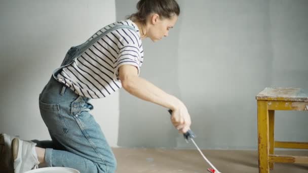 Young Caucasian Woman Painting Wall Roller — Vídeo de Stock