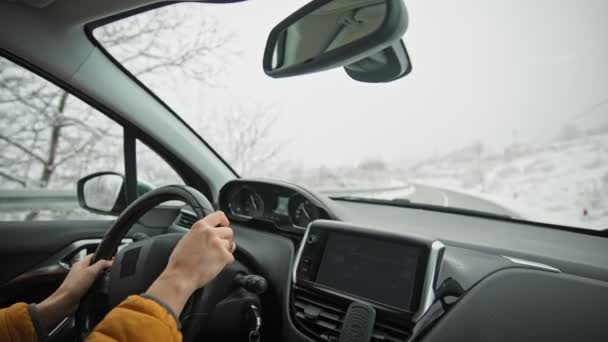 Bir Arabanın Içinden Sinematik Görüntüler Kış Yolunda Araba Süren Biri — Stok video