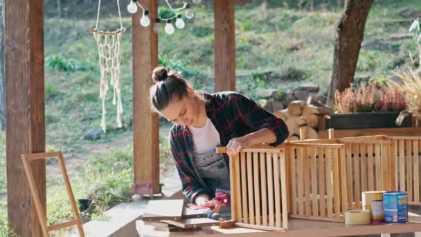Una Mujer Haciendo Bricolaje Casa Una Hembra Usando Destornillador Eléctrico — Vídeos de Stock