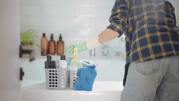 Banyo Deterjanıyla Banyoyu Temizleyen Lastik Eldivenli Bir Adam Temizlik Ürünleri — Stok video