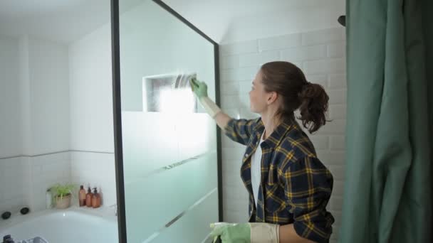 Young Caucasian Woman Rubber Gloves Cleaning Shower Glass Sponge Window — Stock Video