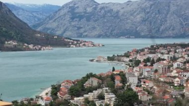Karadağ 'ın Kotor Körfezi ve kale kentinin el yapımı sineması.
