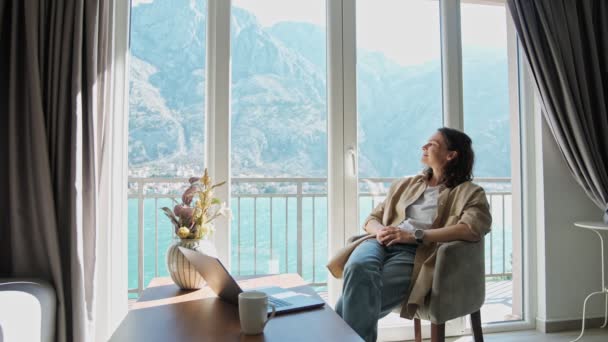 Młoda Kaukaska Kobieta Relaksująca Się Ciesząca Pięknym Widokiem Zatokę Góry — Wideo stockowe