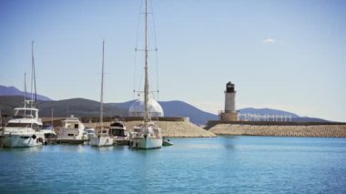 Limana yanaşmış lüks yatlar, motorlar ve yelkenli tekneler..