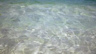 Yakın çekim sinematik çekim. Suyun yüzeyinde dalgalar ve dalgalar.